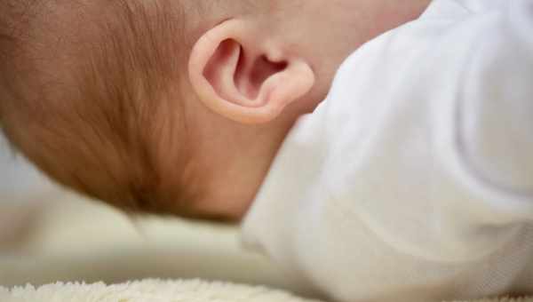 Грудна дитина постійно чеше вуха і голову, третина потилицю - чому це відбувається?