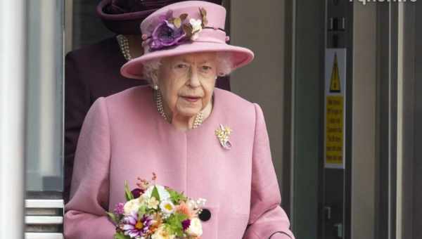 Королева посмішок: найбільш курйозні випадки з Єлизаветою II